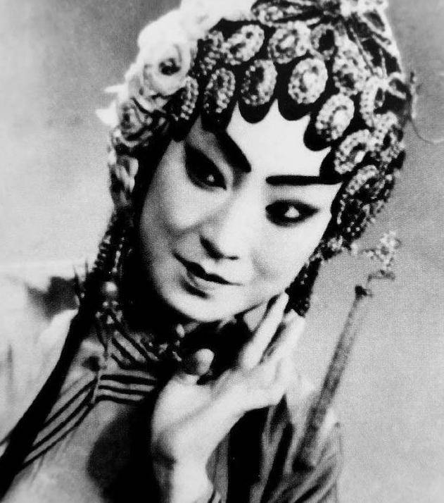 秦腔名旦孟遏云:因太过漂亮,被军阀囚禁深院3年,还逼迫抽鸦片