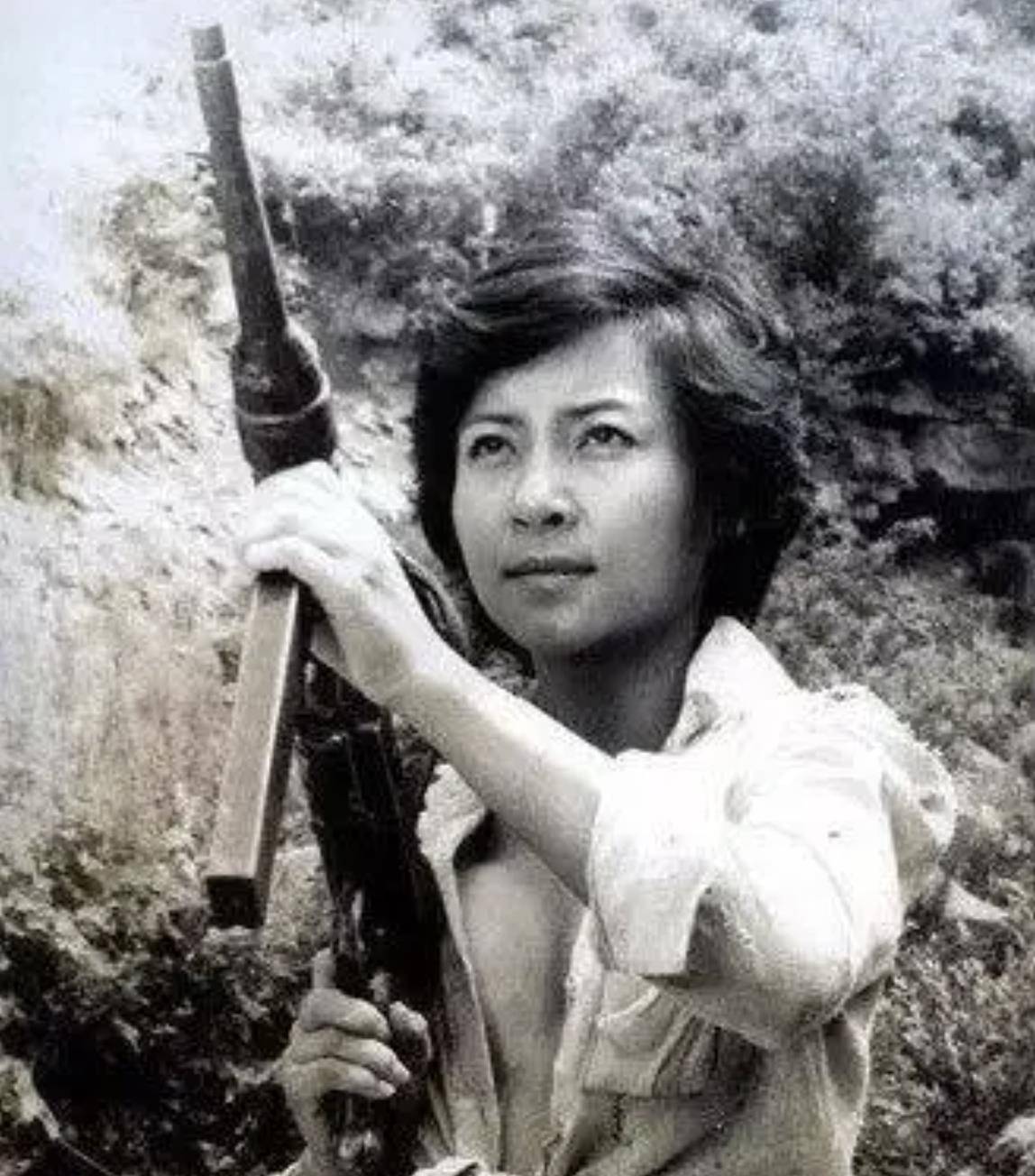 越南女兵伪装成百姓被发现被包围后拒不投降后来结局如何?