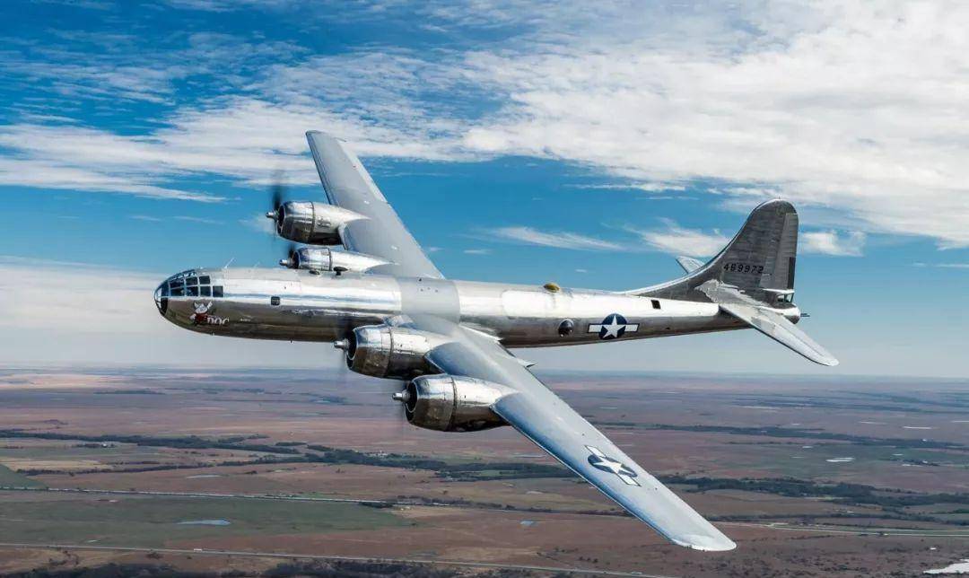 b29重型轰炸机的极限速度为574km/h,可以飞行至一万米以上的高空,有效