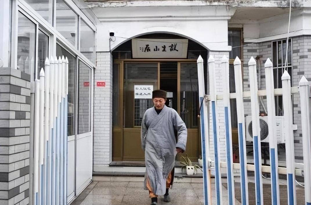 "花和尚"道禄:出家十年却有400多个孩子,被寺庙除名无怨无悔