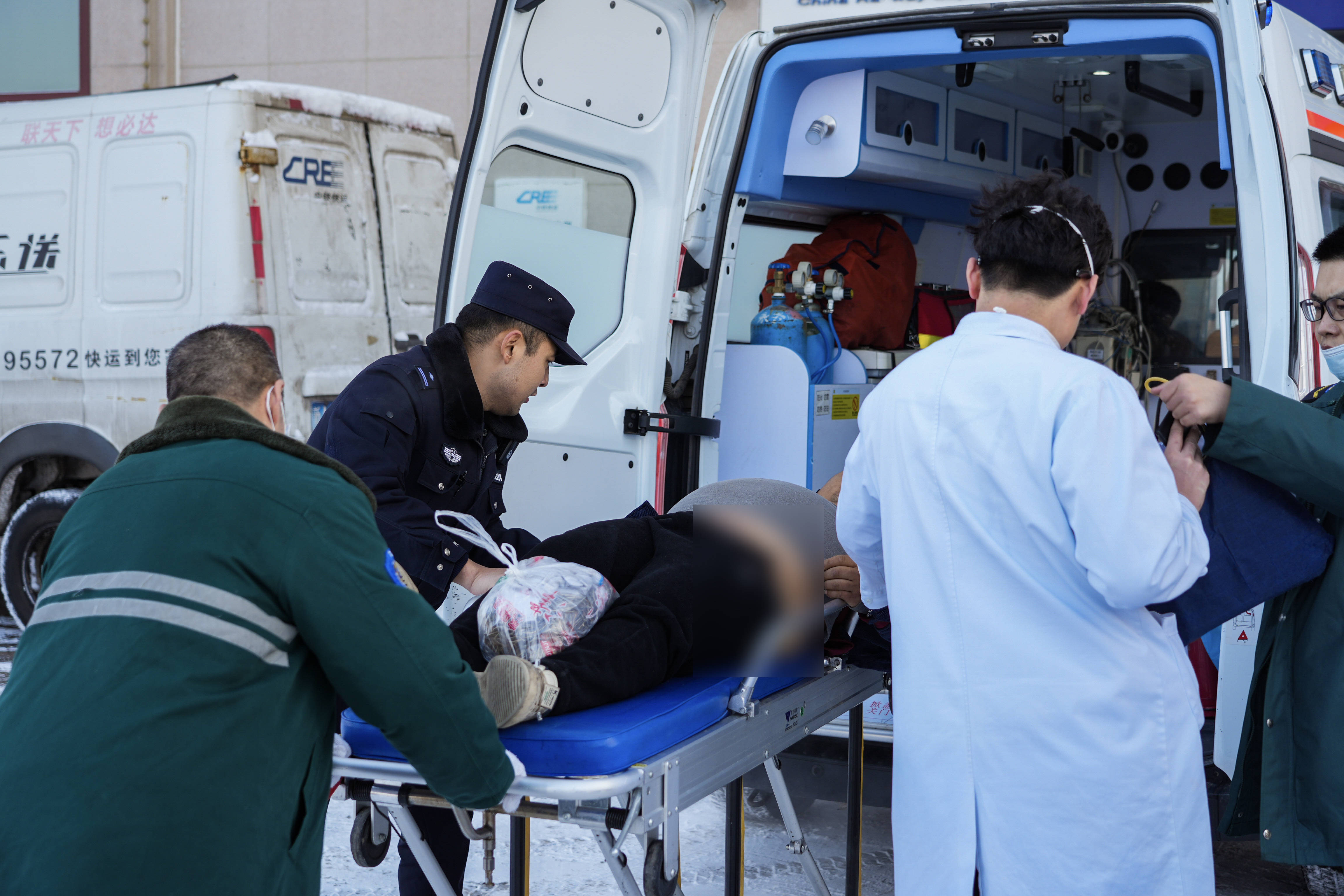 旅客突发疾病晕倒,民警开辟生命通道