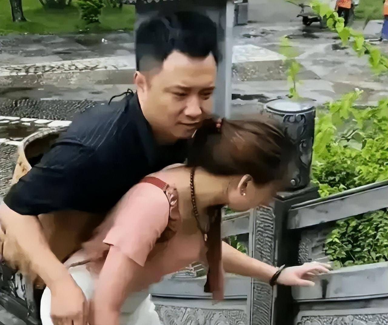 成都连体夫妻意外走红,无腿丈夫劈腿粉丝,断臂妻子带娃重获爱情