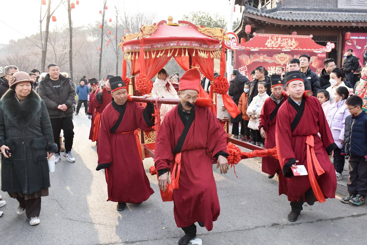 郑州:抬大轿看大戏迎新年