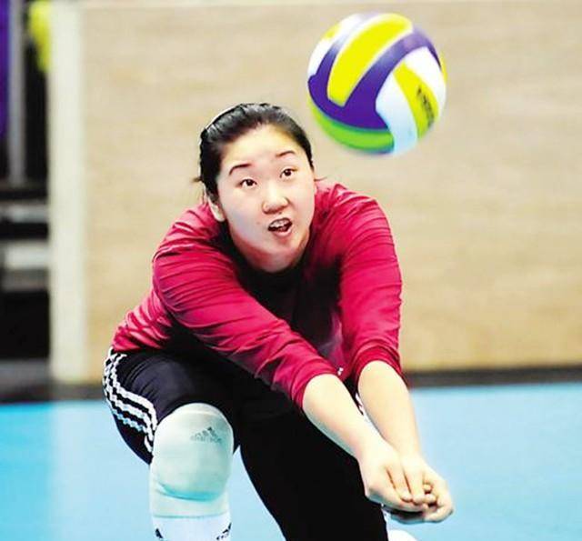 女排自由人张娜:敢揍教练陈忠和,退役从政,2022年儿子已上中学