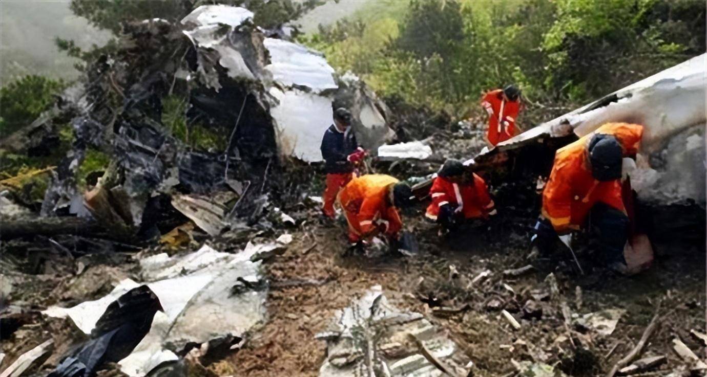02年国航129号航班坠毁,129人遇难,有37人却因工作失误而生还
