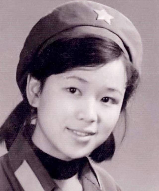 1984年大阅兵,受邀参加的18岁美女医护钟惠玲近况如何?