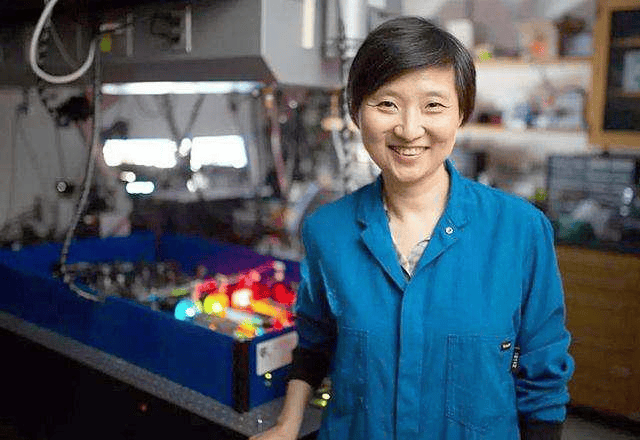 虽然庄小威并不在意自己的国籍,把背后留给别人评说,但是人们在寒心的