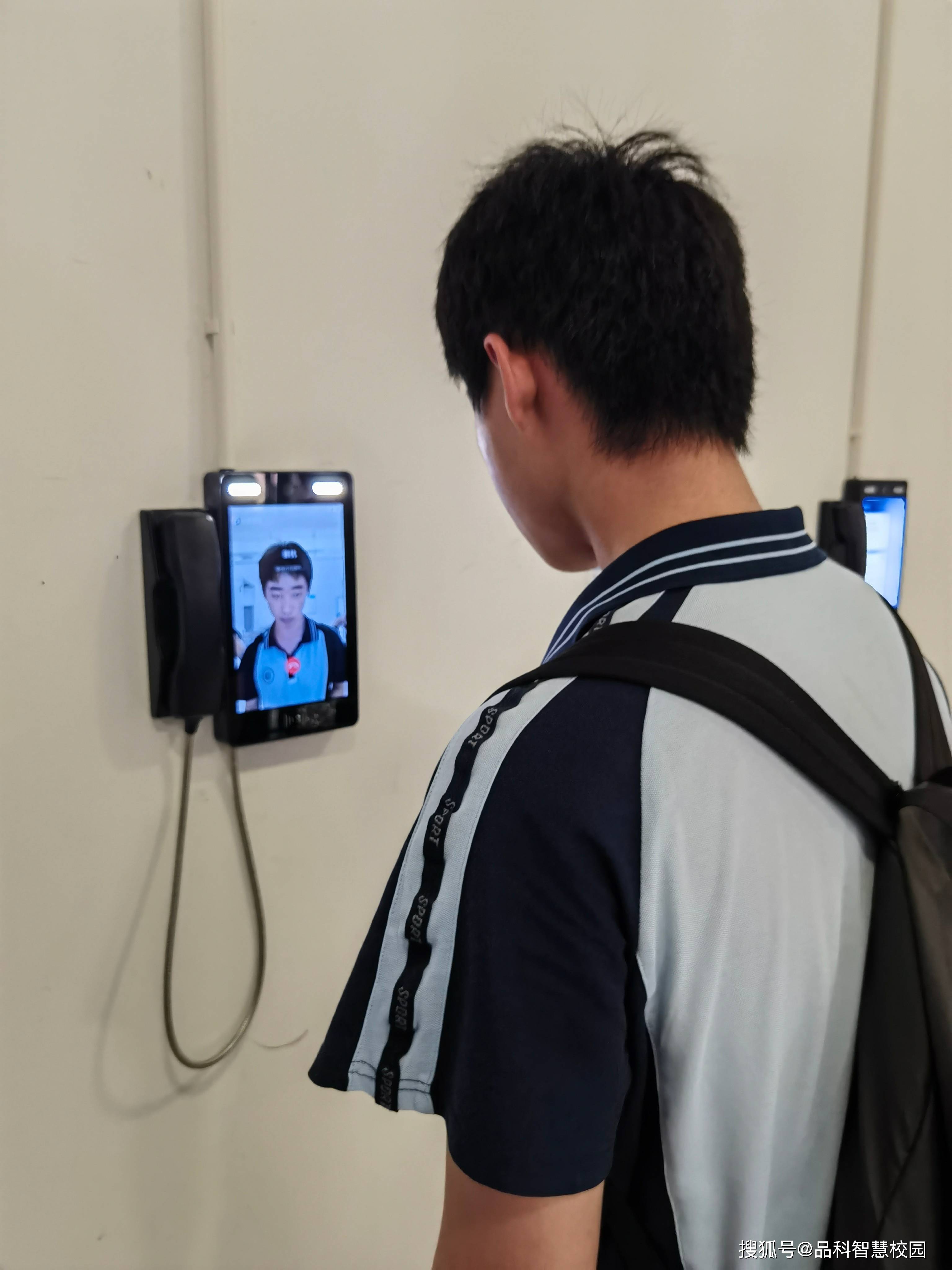 学生通过预设的亲情号码一键拨号即可与家长实现沟通交流