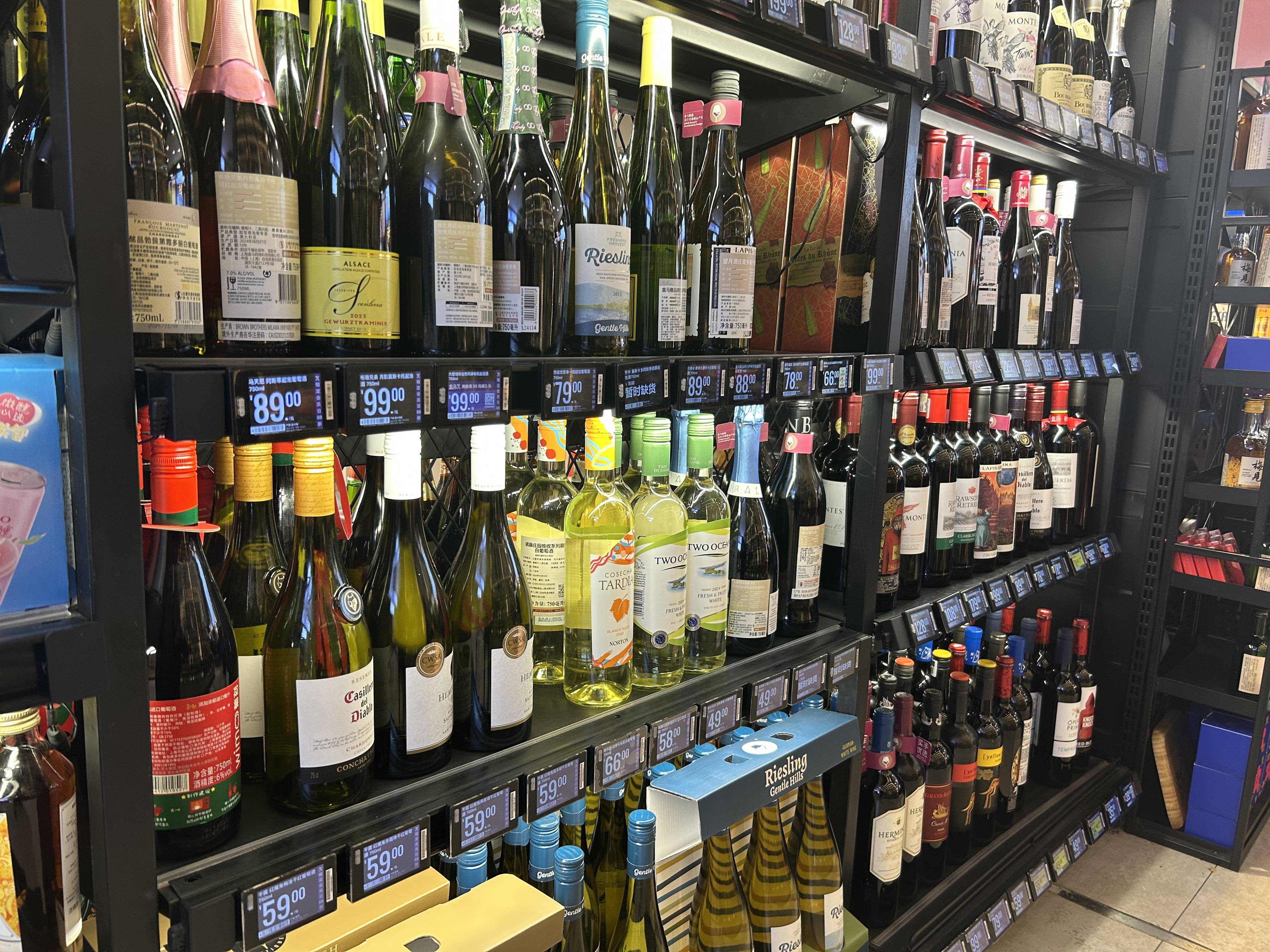 盒马等商超葡萄酒陈列变化百元内酒款占c位名庄酒区转线上