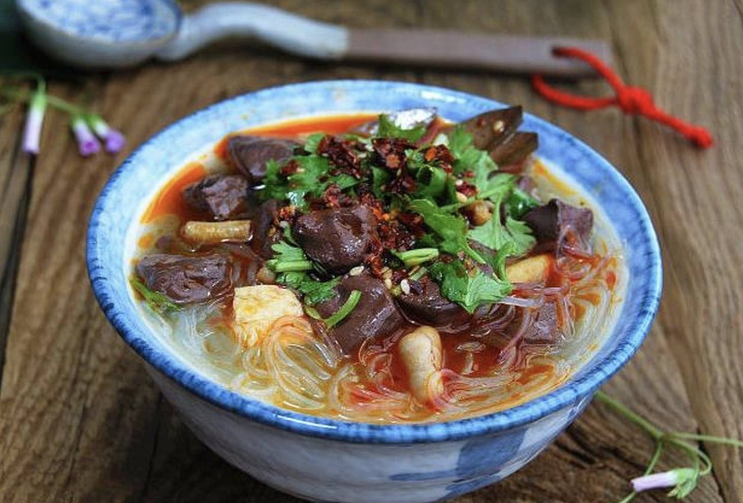 南京夫子庙的小吃盛宴:鸭血粉丝汤的地道南京味