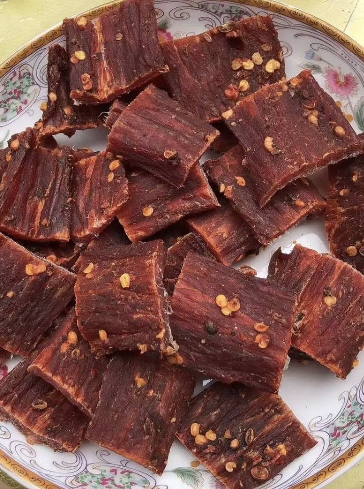 西宁水井巷的青藏美味:牦牛肉干与青稞酒的醇厚