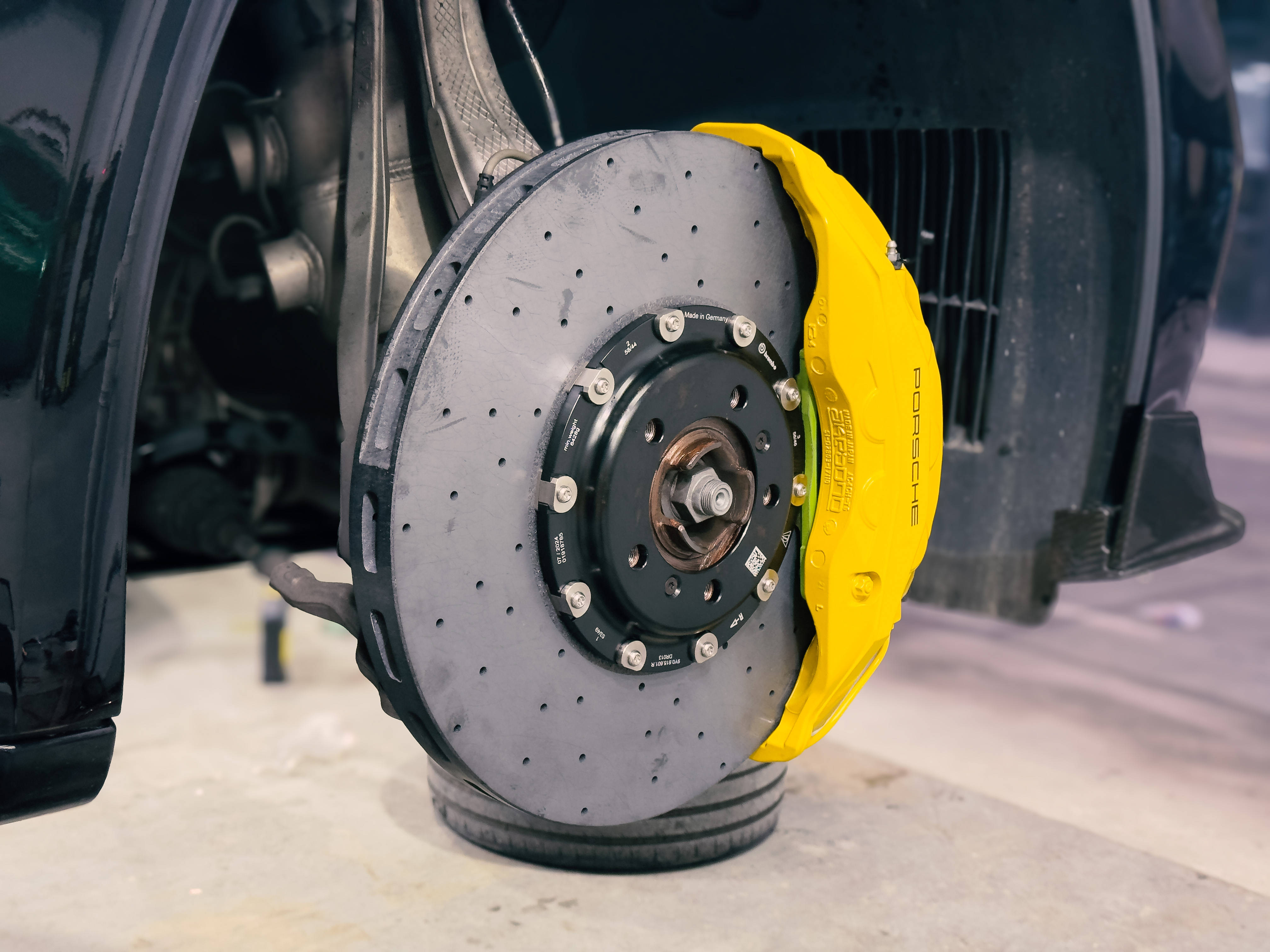 安装世界上最大十活塞卡钳