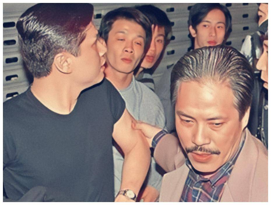 和胜和猛人大华,曾当面怒怼警官,却被"尖东霸王"揍得鼻青脸肿