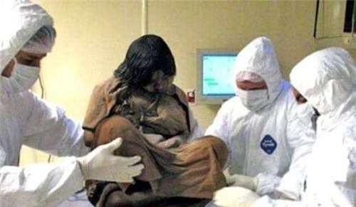 秘鲁发现500年前的冻龄少女,面容清晰盘腿而坐,容貌惊艳世人