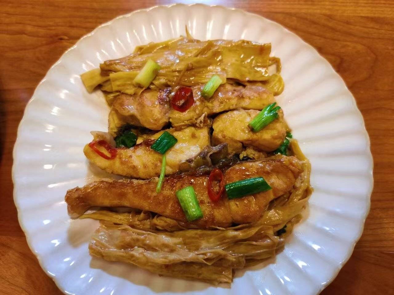 支竹焖鱼块:点亮吕文扬美食世界的佳肴