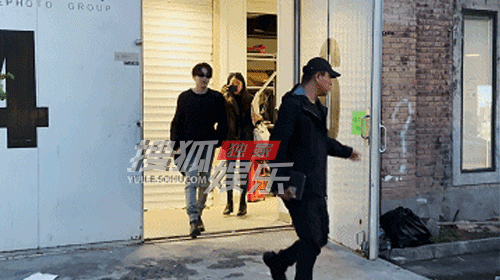 刘雨昕下班戴墨镜又酷又飒 粉丝门口唱生日歌各种祝福