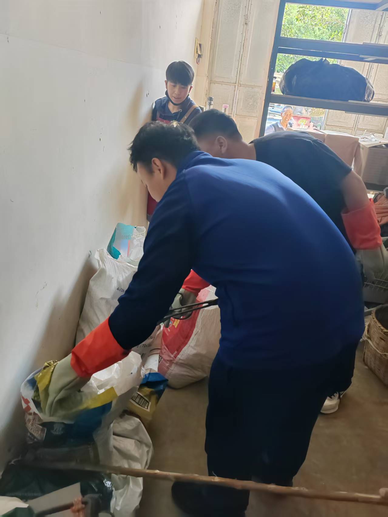 隆阳区辛街消防员上演捕蛇记