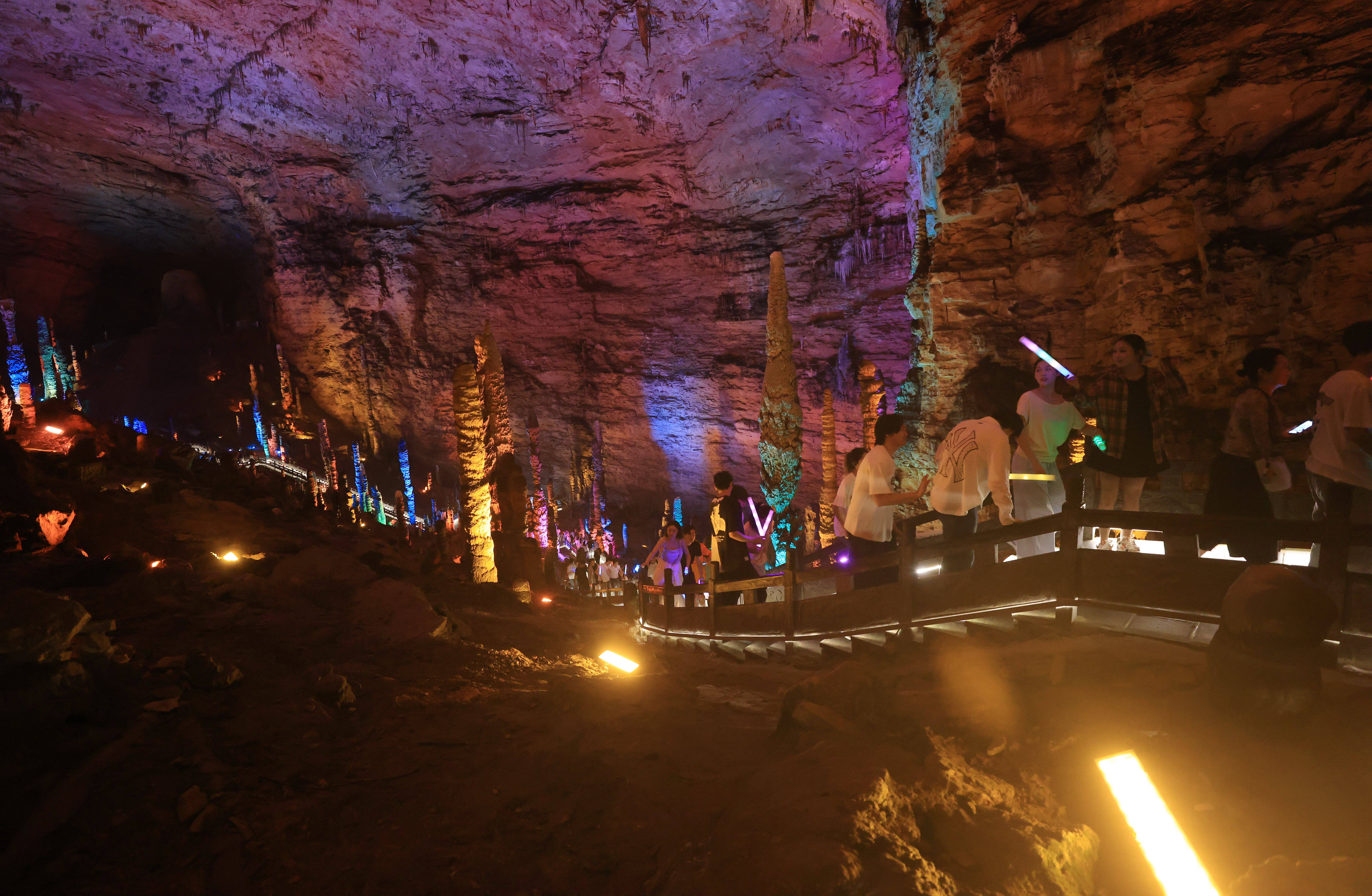 湖南张家界:黄龙洞景区光影升级打造炫彩"灯光秀"