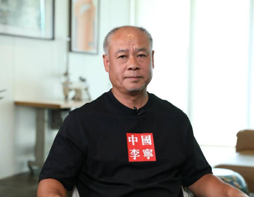 激情夜骑😂佩德里、奥尔莫等4人骑单车去医院，看望生病的费兰