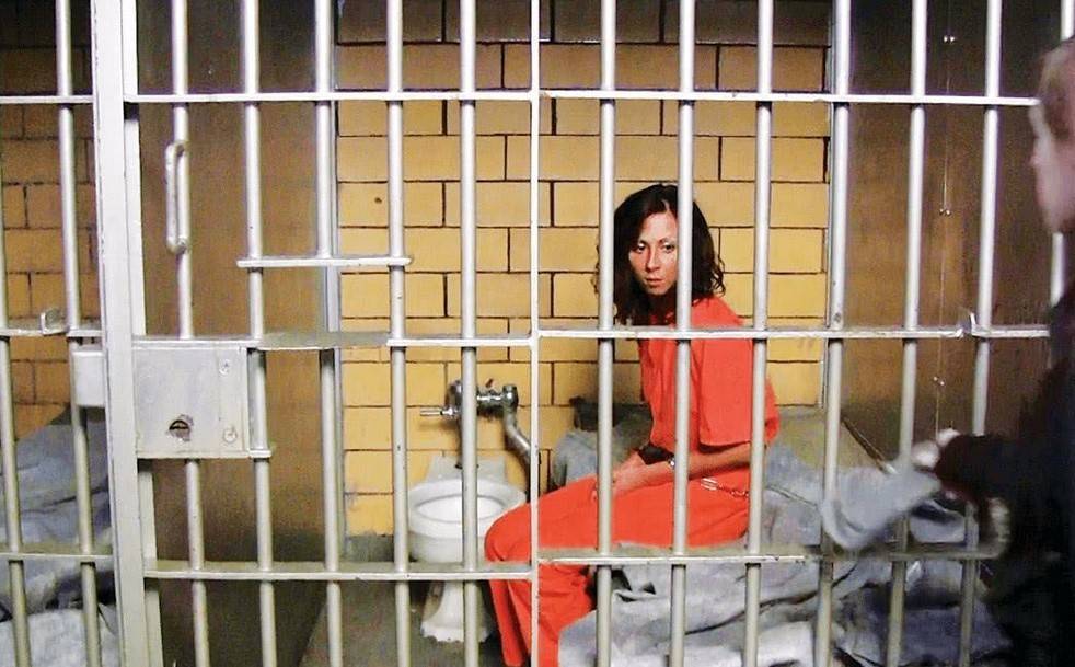 美国女子监狱丑闻:监狱长白天高呼打击性侵,晚上给女囚拍裸照