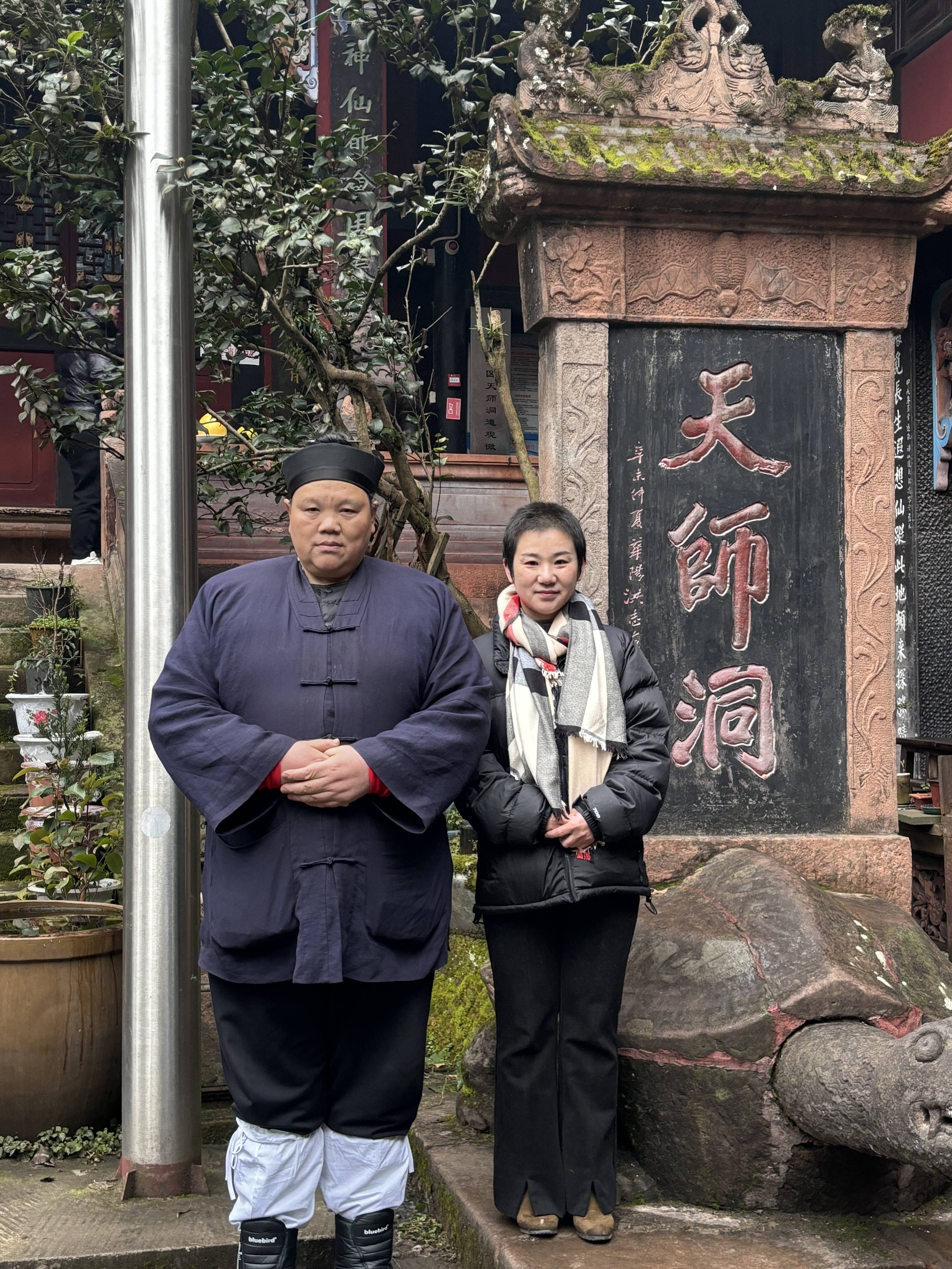 她三次亲赴四川青城山实地考察,与道长深度交流,以