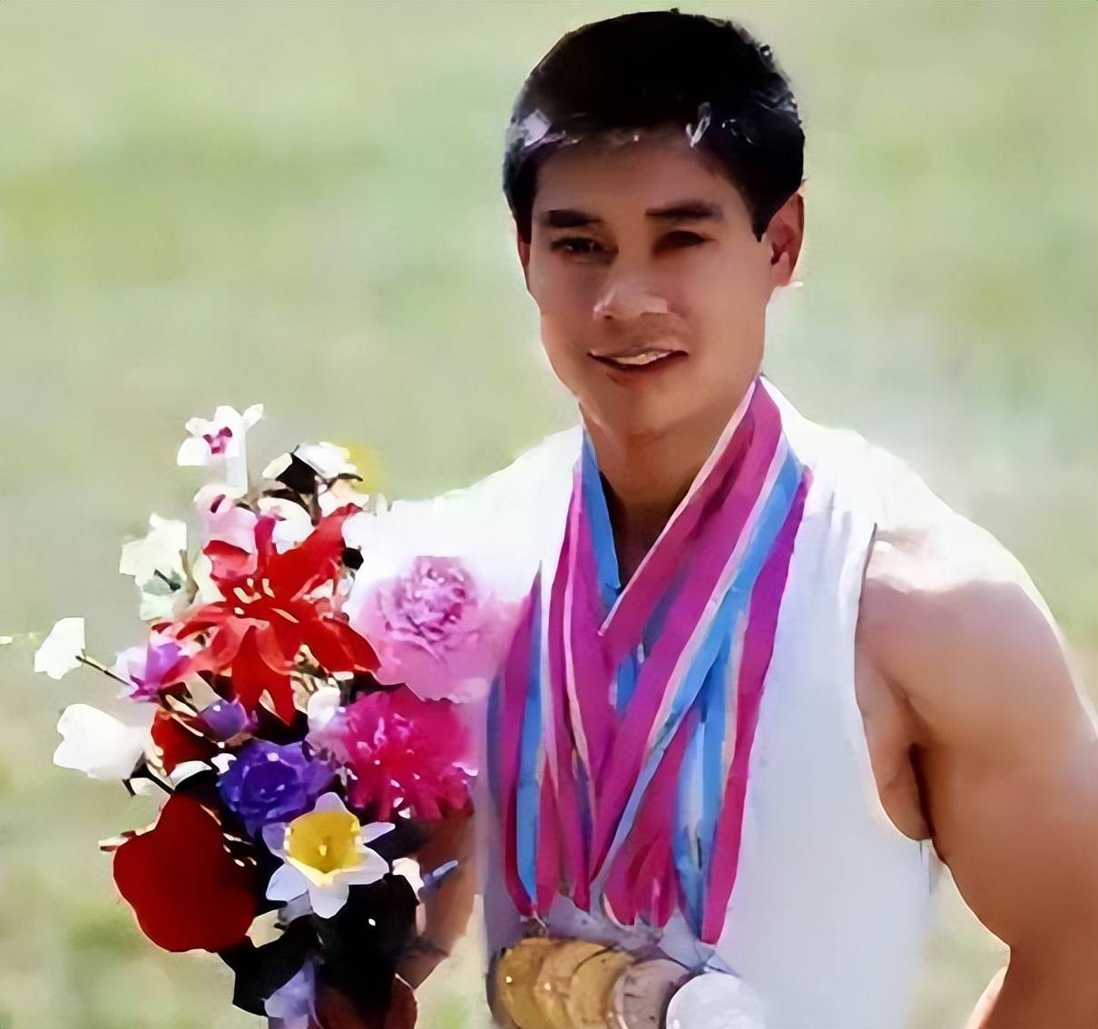 李经纬葬礼上,年近50的李宁:李先生不仅是老板,更像是我的父亲