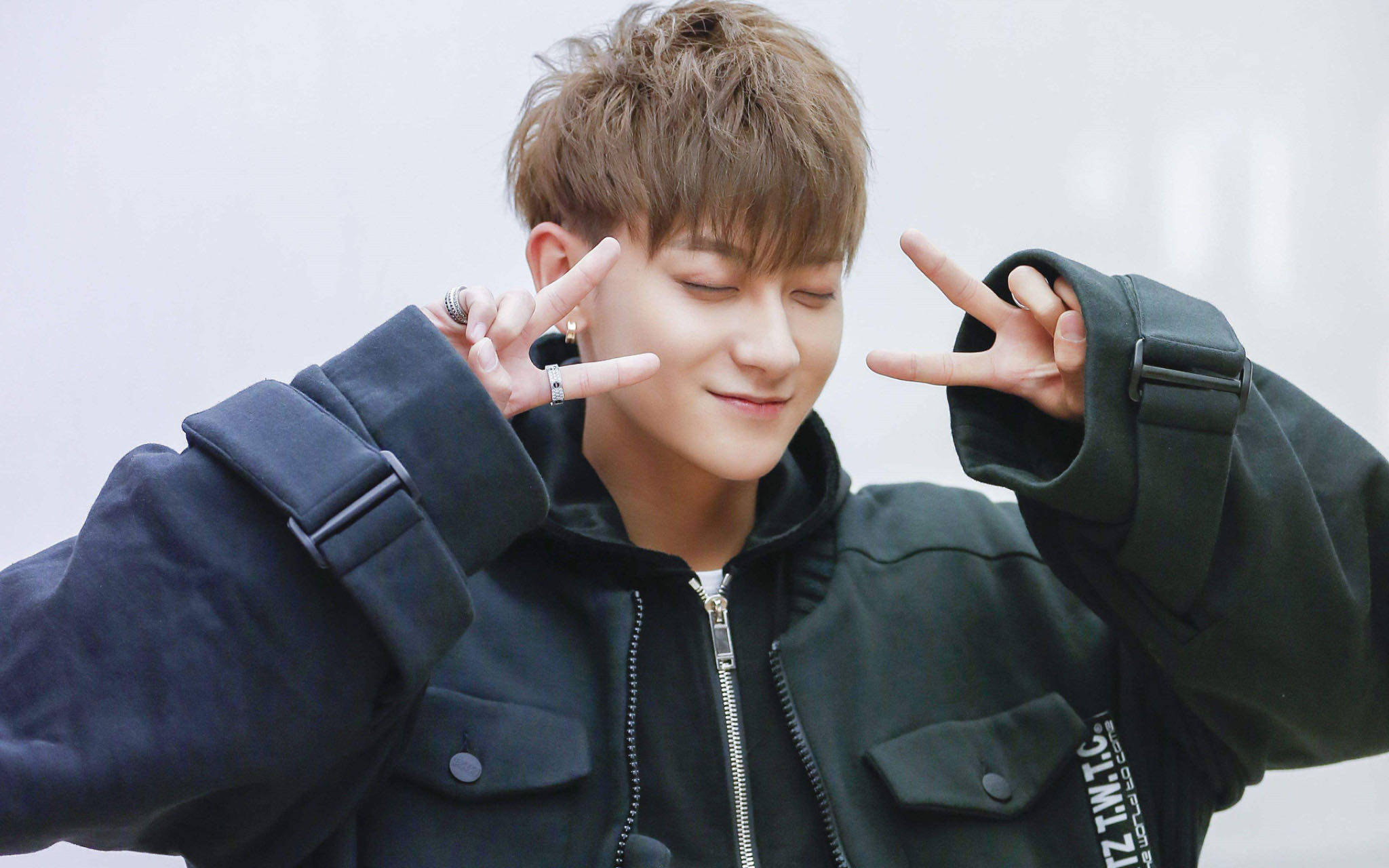 黄子韬头像印上卫生巾:性别突破还是商业越界?