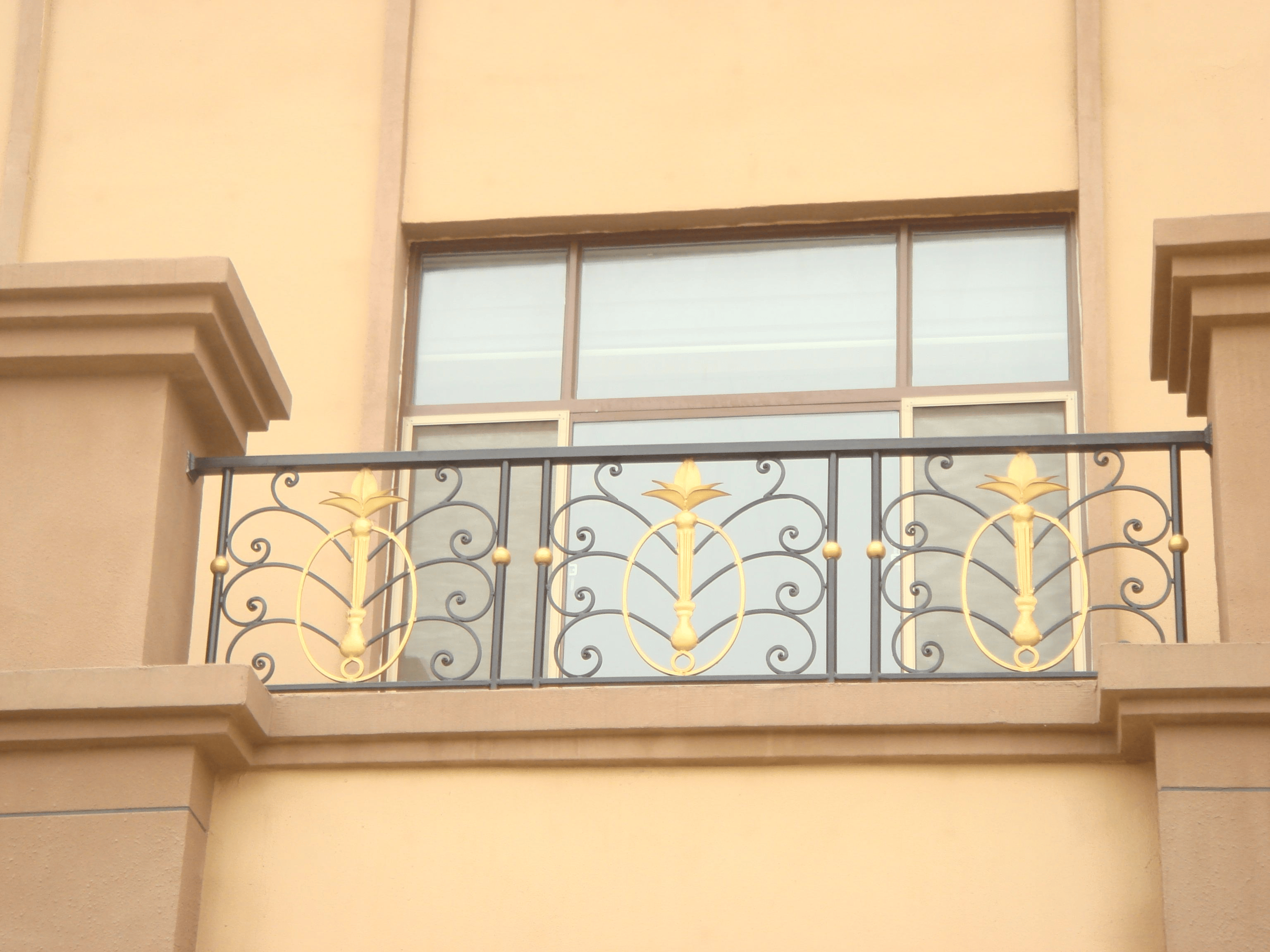 想要阳台变花园?你只差一套开门红铝艺护栏!