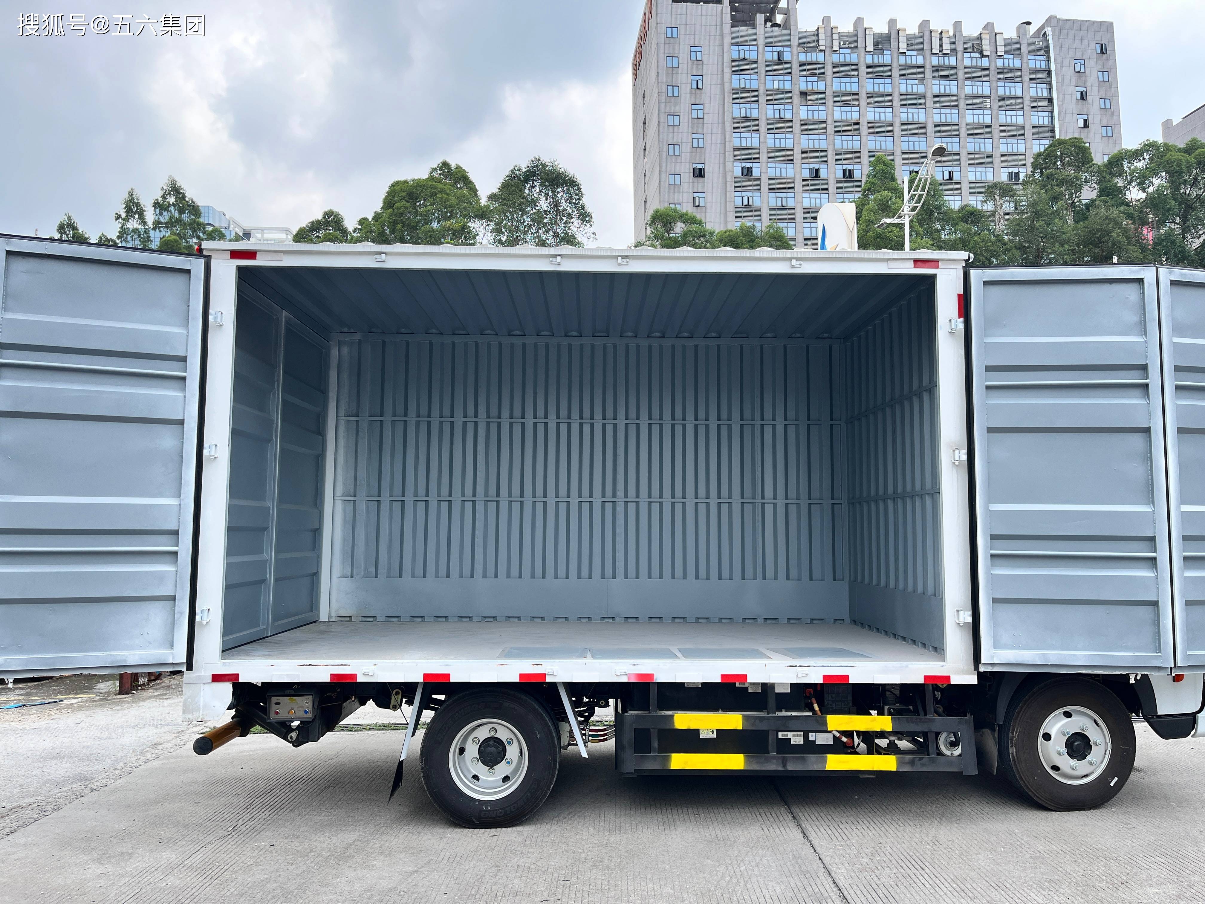 五六集团:东风新能源货车租赁服务站新车到店