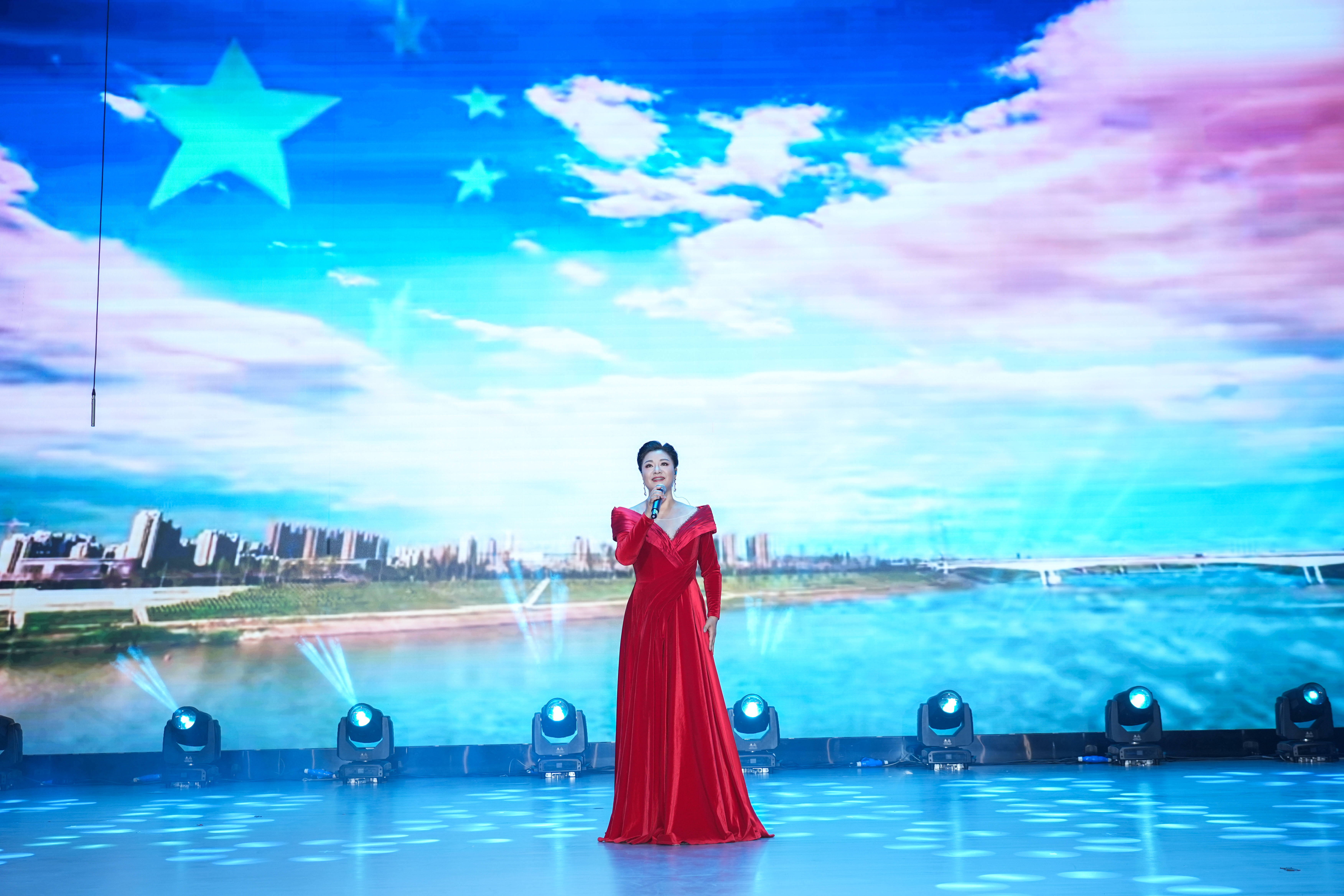 演出还特邀中国音乐学院王丽达教授,中国杂技团等知名艺术家和团体