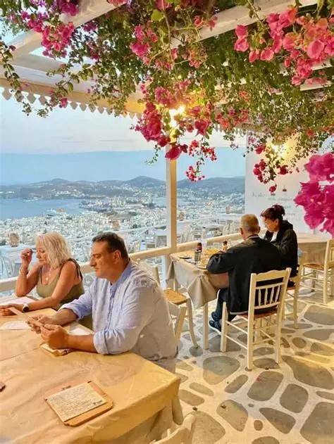 图片[2]-谁说希腊只有蓝白？这座“反套路”小岛，用大理石街道、秘密花园和12欧元的神仙意面征服你-华闻时空