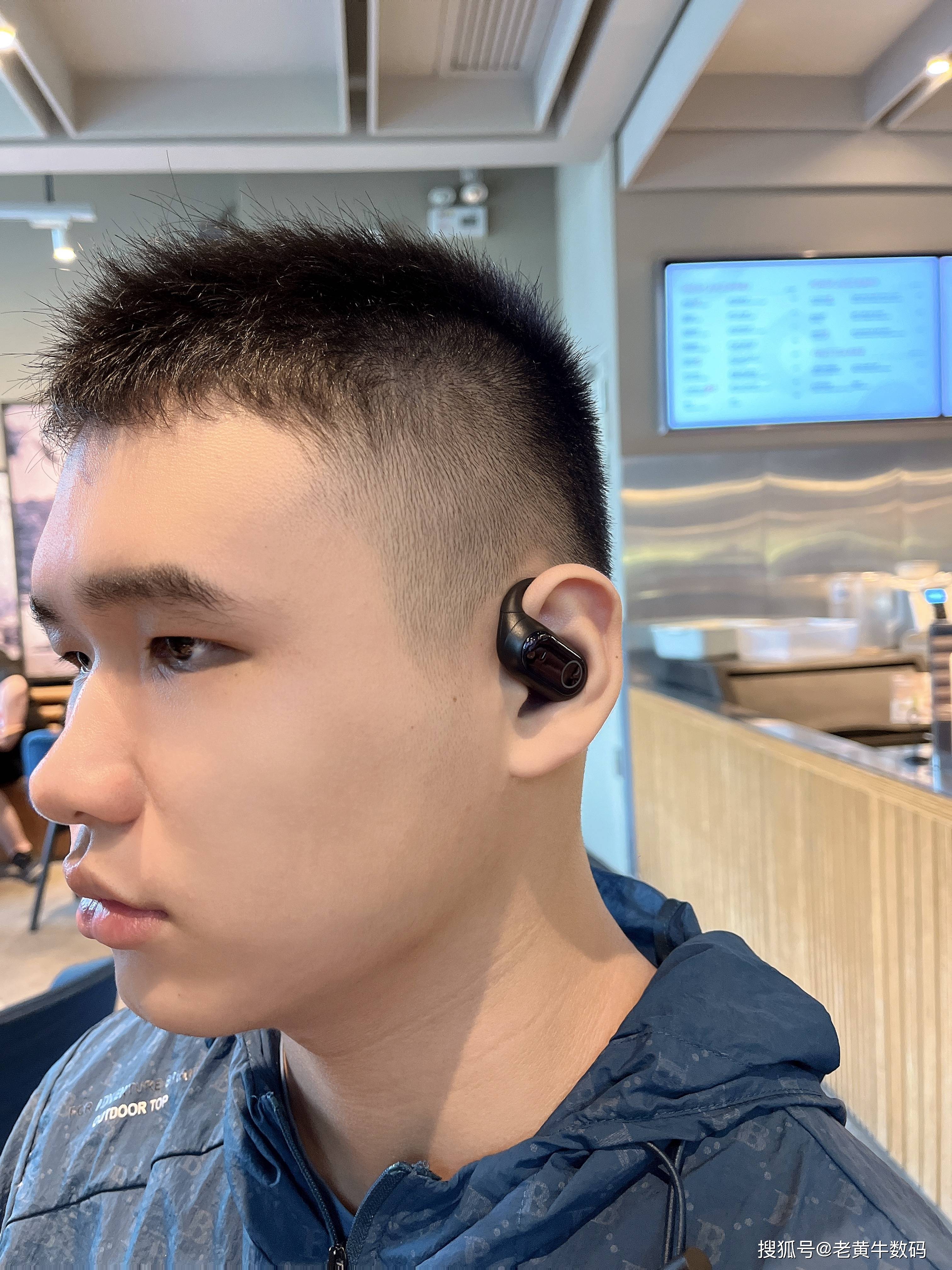 近百轮修改的人体工学弧面定制款四点一弧面结构能精准适配不同耳廓
