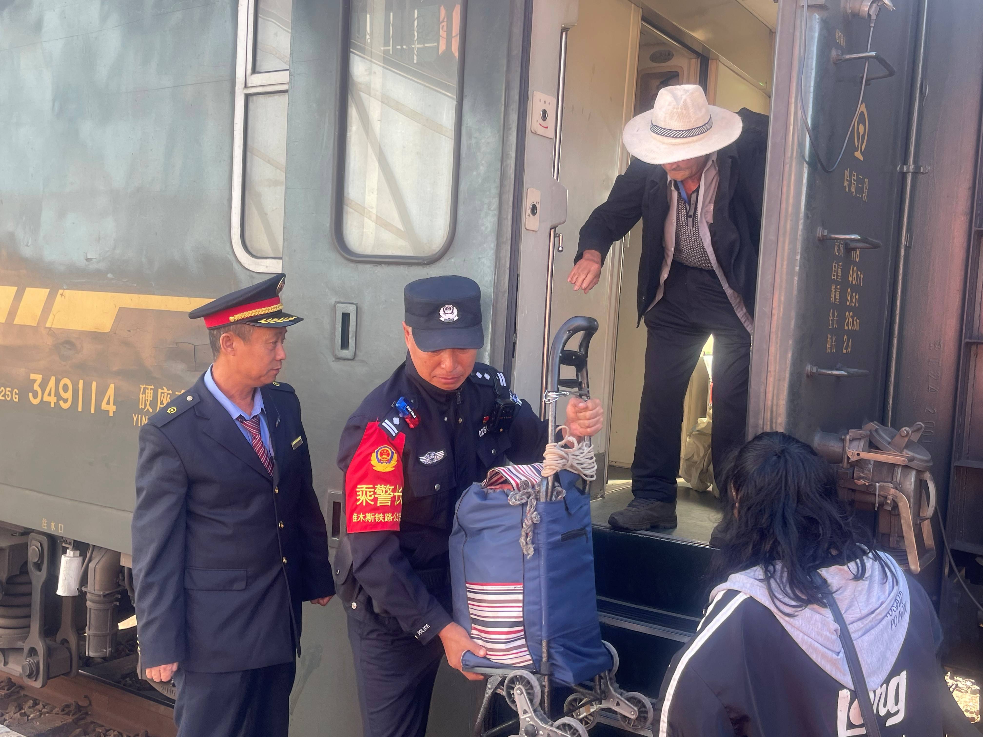 佳木斯铁路公安处温情守护旅客出行平安
