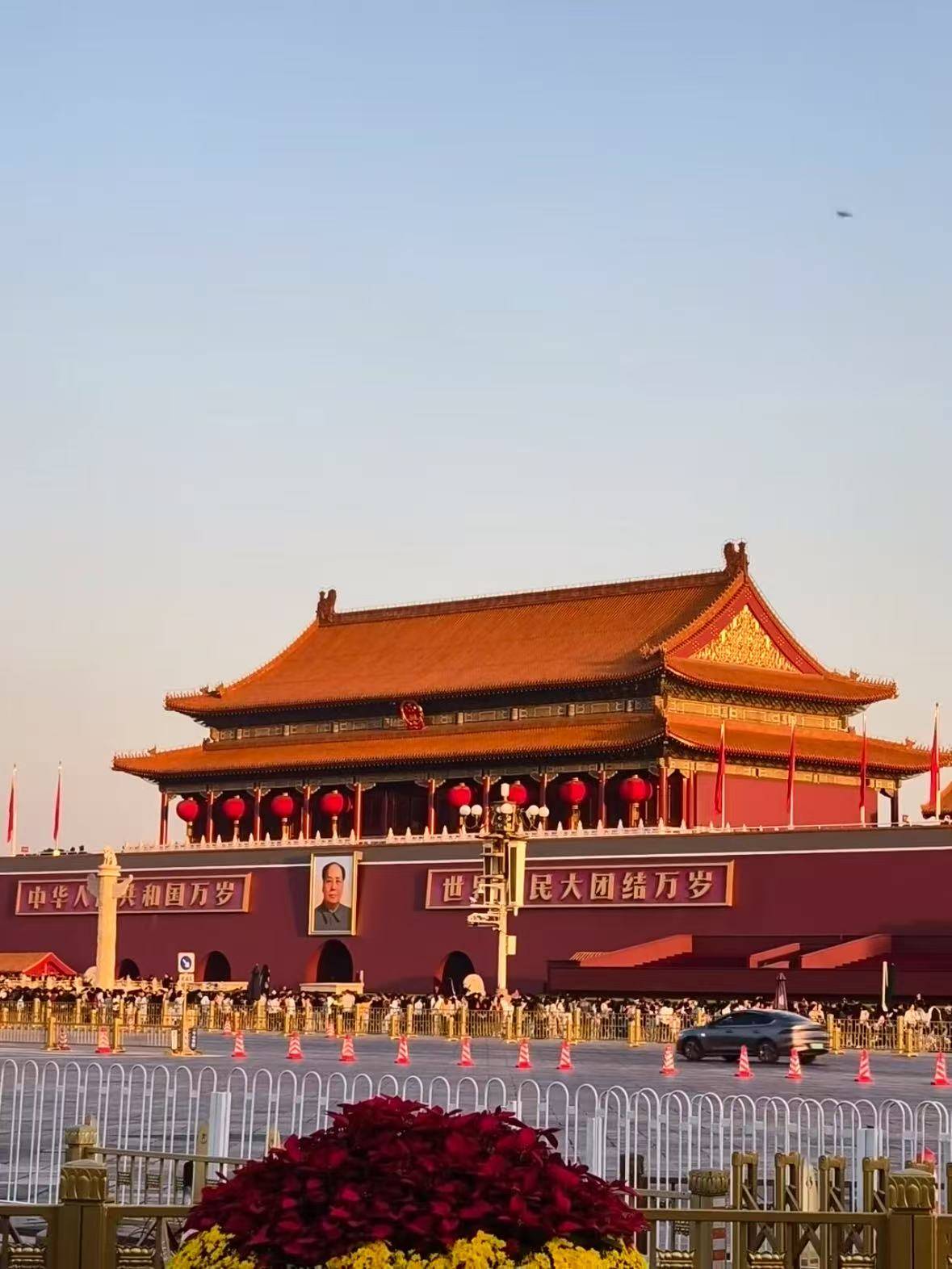 下午直奔天安门广场在庄严肃穆的氛围中驻足人民英雄纪念碑前缅怀