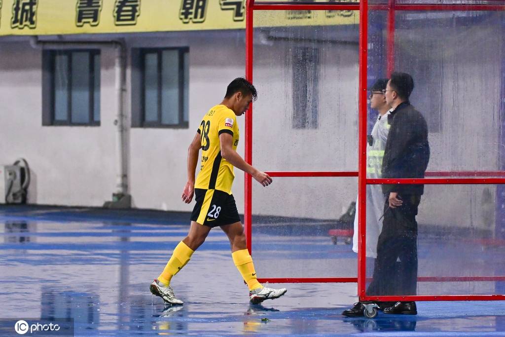 怒喷裁判染红！青岛西海岸对张呈栋处以三停处罚 罚款5万