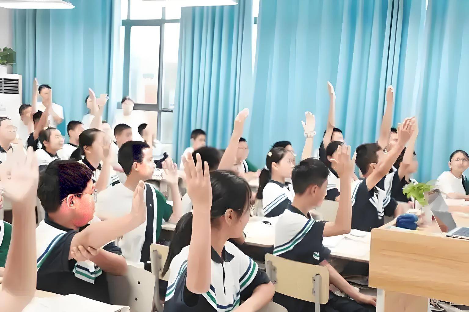青岛中域教育:青少年家庭教育中的手机使用管理