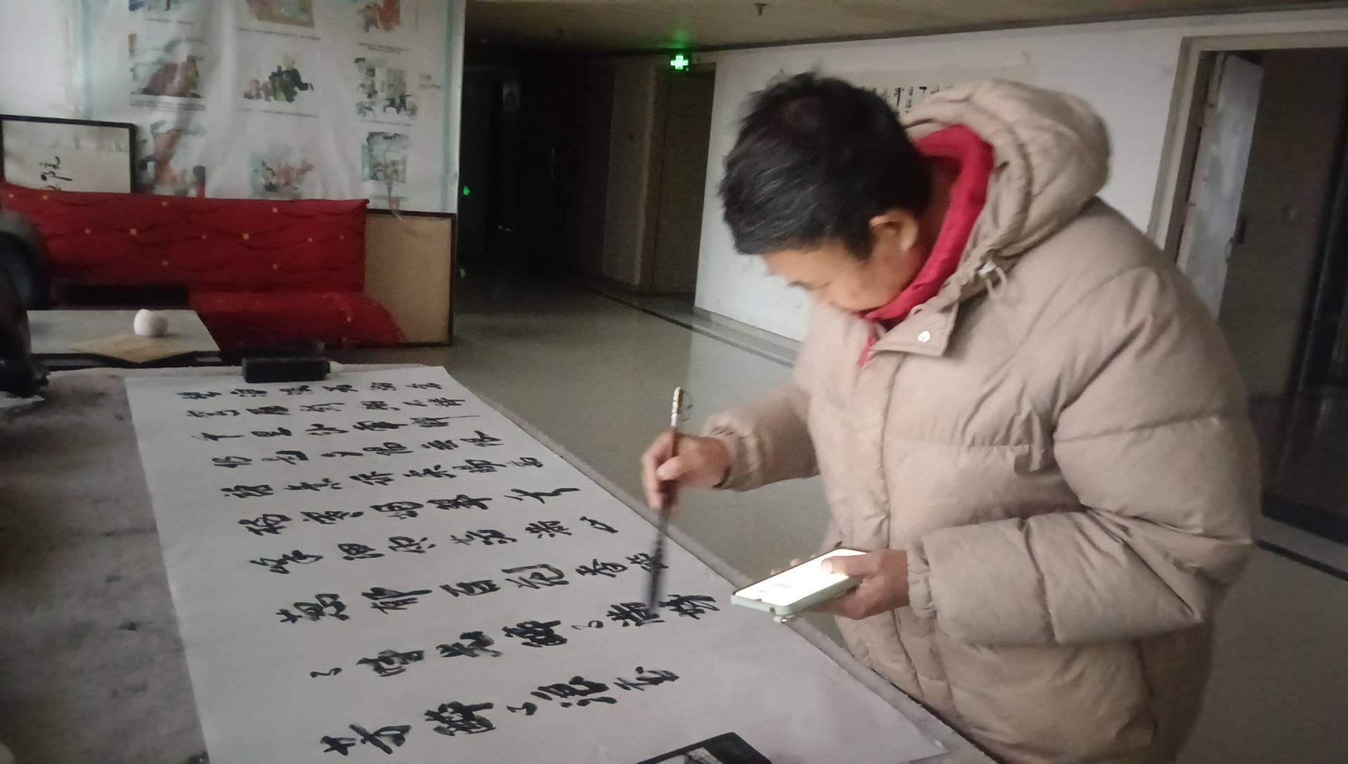 汪太银挥毫书写依然词作 创新文化“融合牌”(图1) 汪太银挥毫书写依然词作 创新文化“融合牌”(图1)