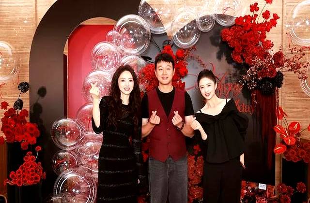 佟大为关悦带儿子与董璇小酒窝合影 佟丽娅也视小酒窝也儿媳