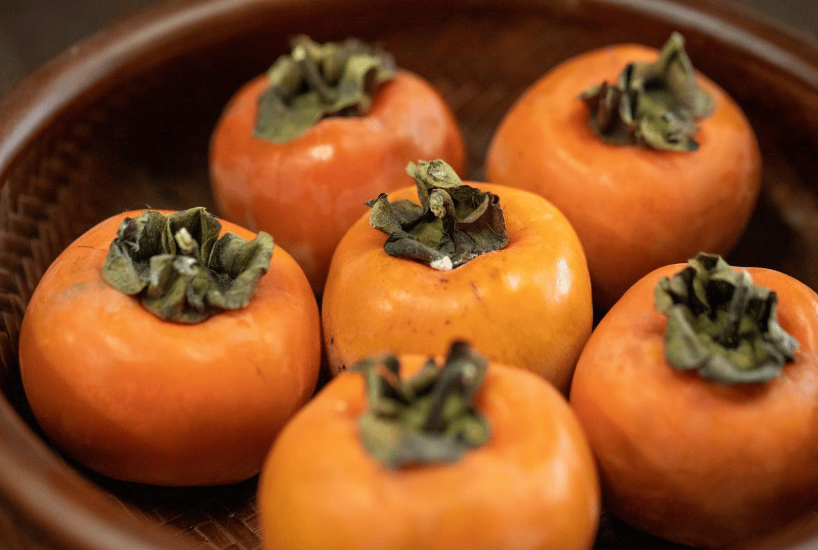 秋冬吃柿子要注意！柿子万不可与“5样”食物一起吃，早知早好_搜狐网