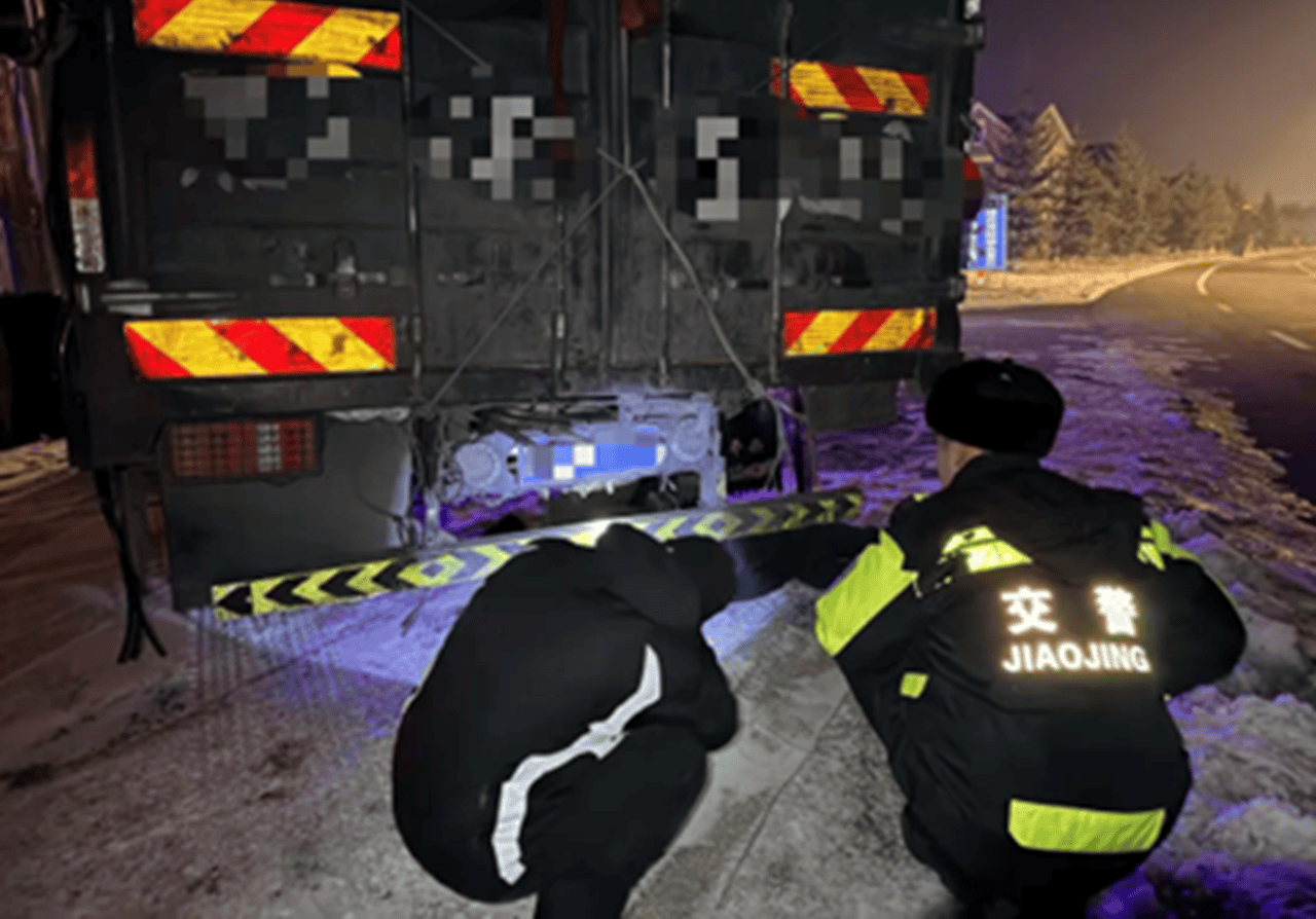 黑龙江林区公安局亚布力分局:救助故障货车,畅通亚雪公路