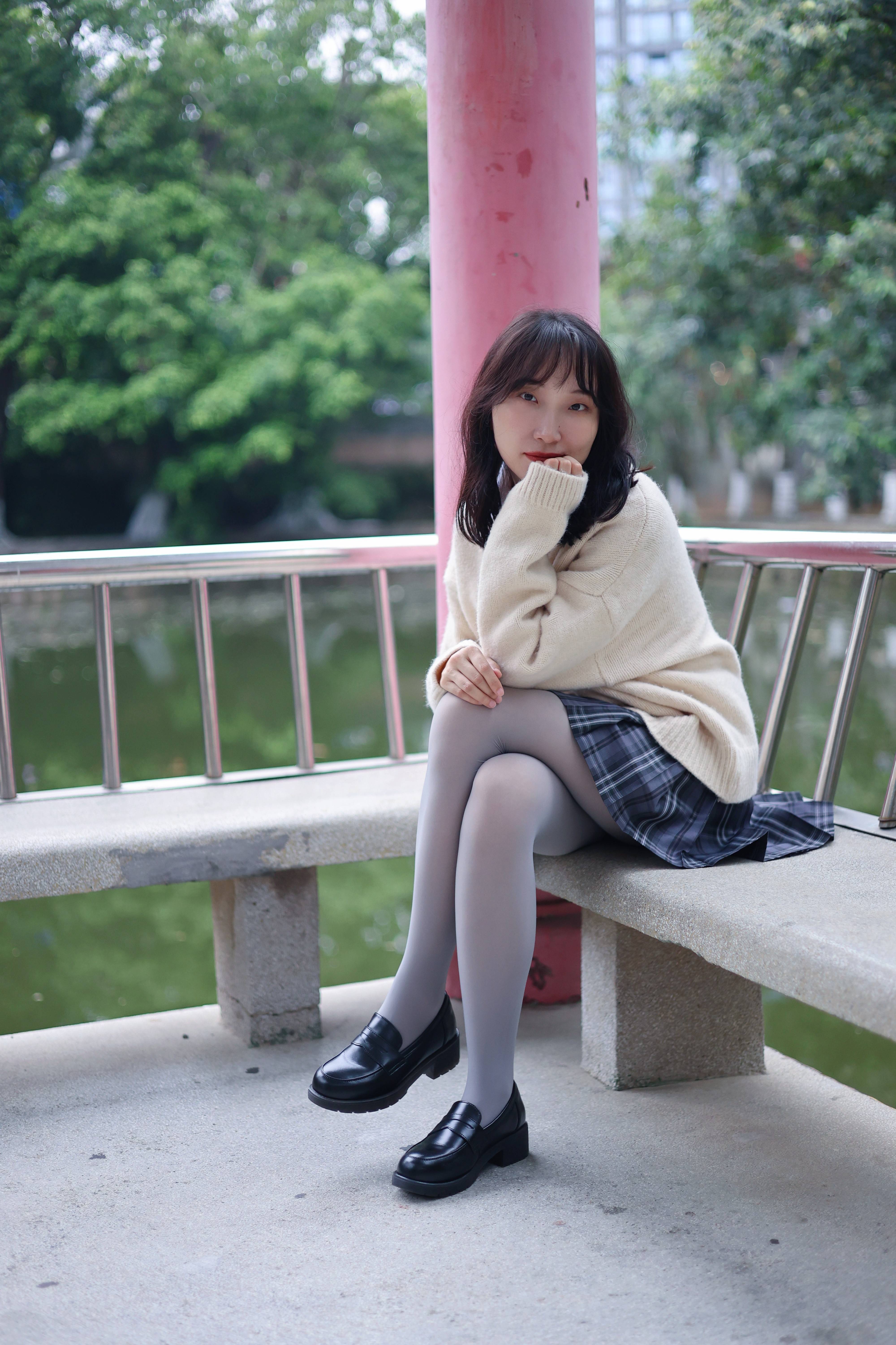 jk制服搭配灰丝小皮鞋,小姐姐诠释厚灰美学