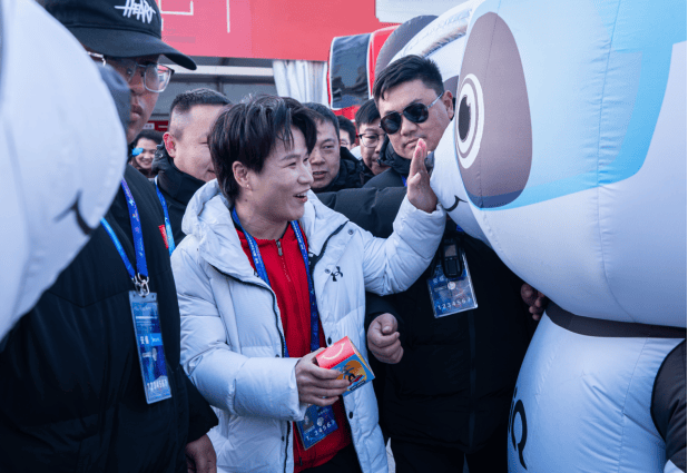 《群星闪耀！长虹携手滑雪世界杯，书写“科技+体育”共赢新篇》