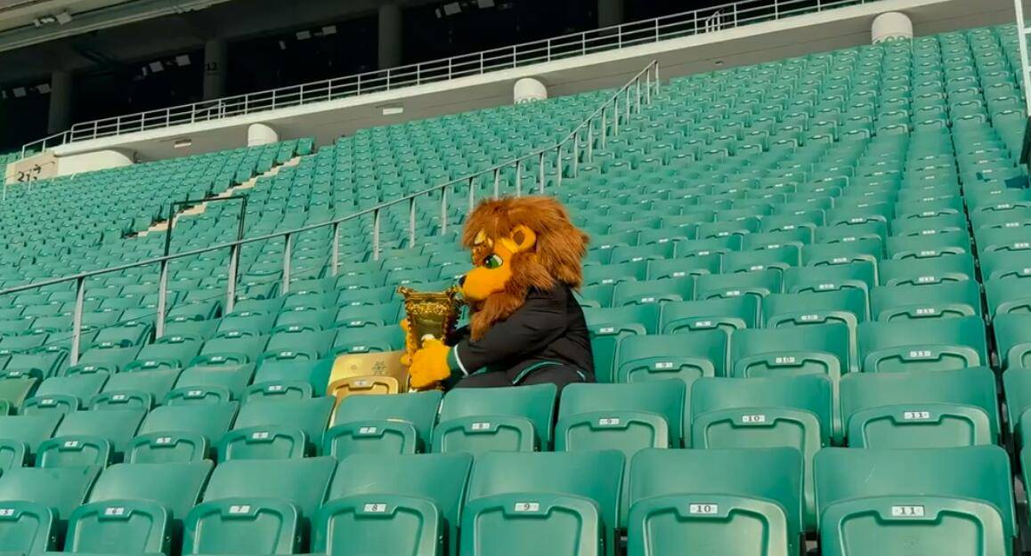 感人！国安吉祥物京狮将足协杯冠军奖杯献给杨雪(图)