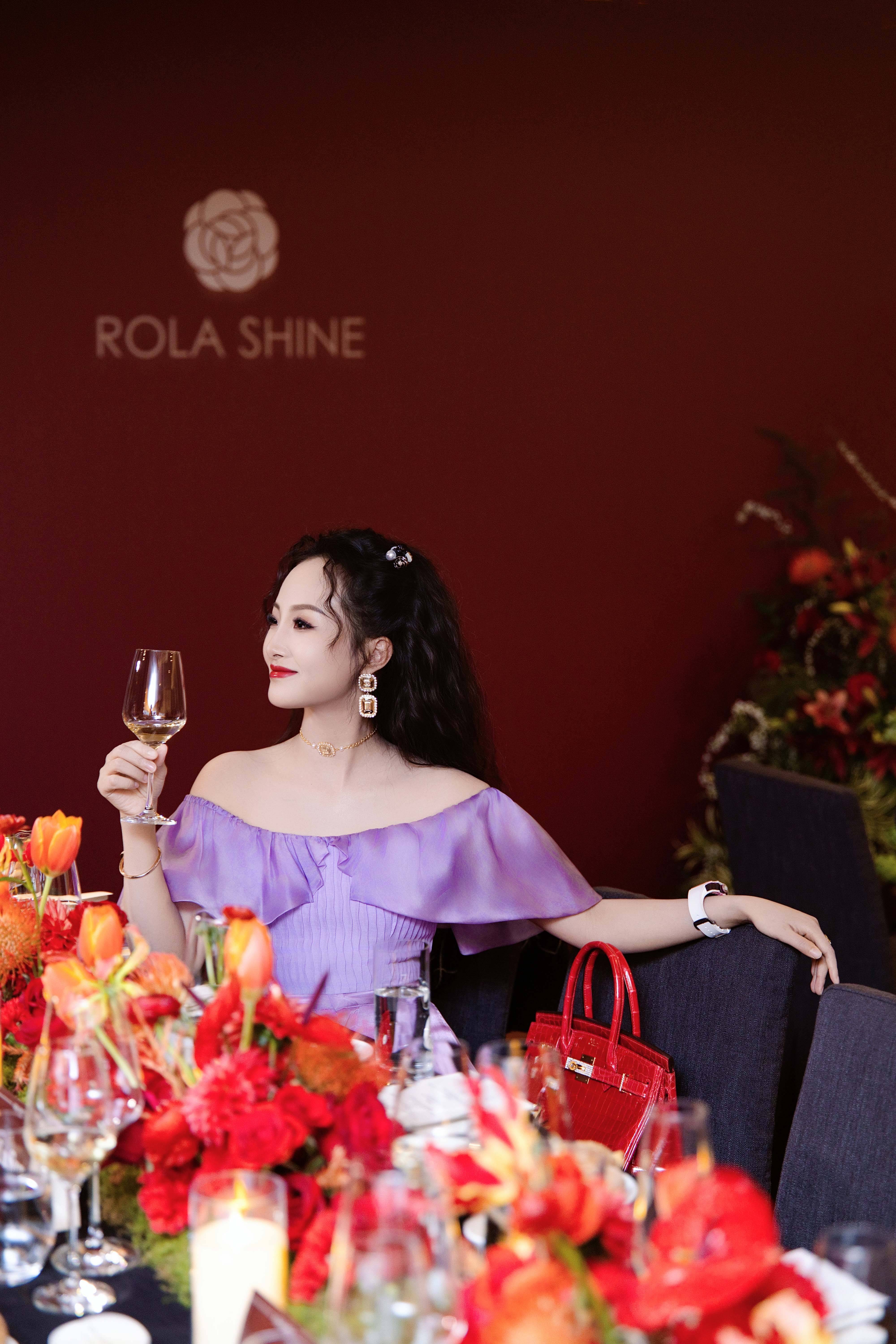 亮月影视董事长项亮月闪耀Rola Shine臻耀之夜   紫色造型与东方珠宝交相辉映