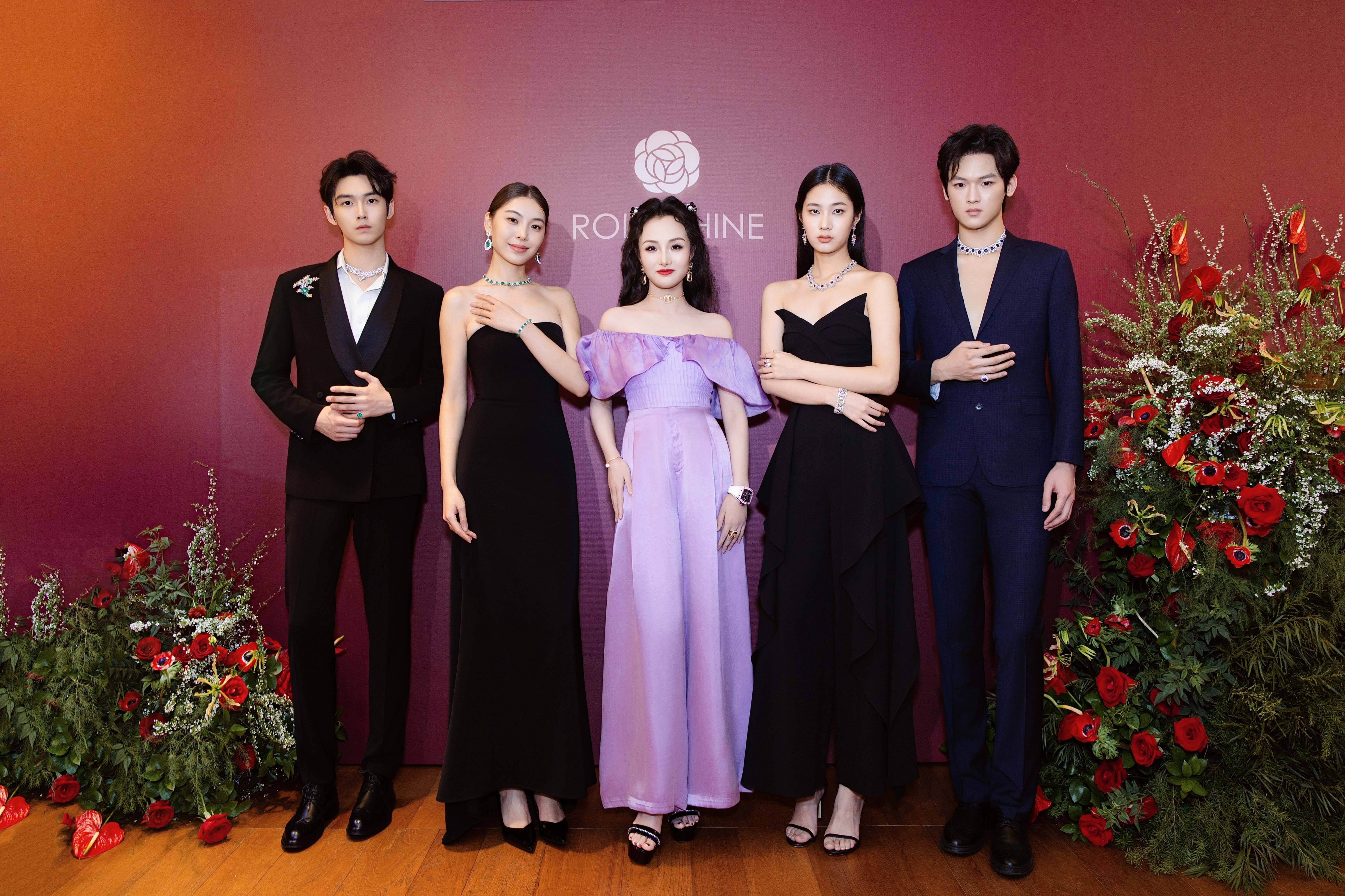 亮月影视董事长项亮月闪耀Rola Shine臻耀之夜   紫色造型与东方珠宝交相辉映