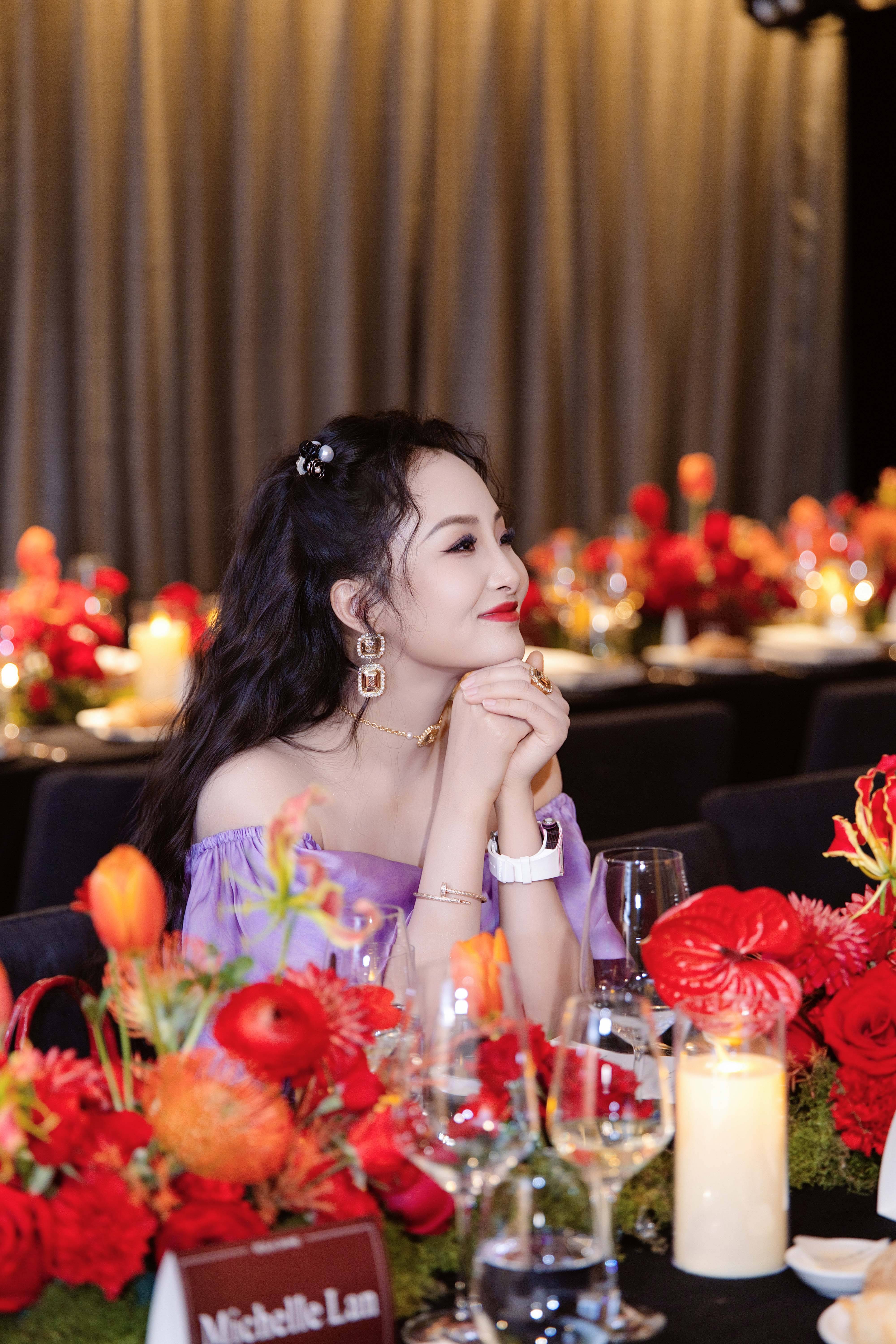 亮月影视董事长项亮月闪耀Rola Shine臻耀之夜   紫色造型与东方珠宝交相辉映