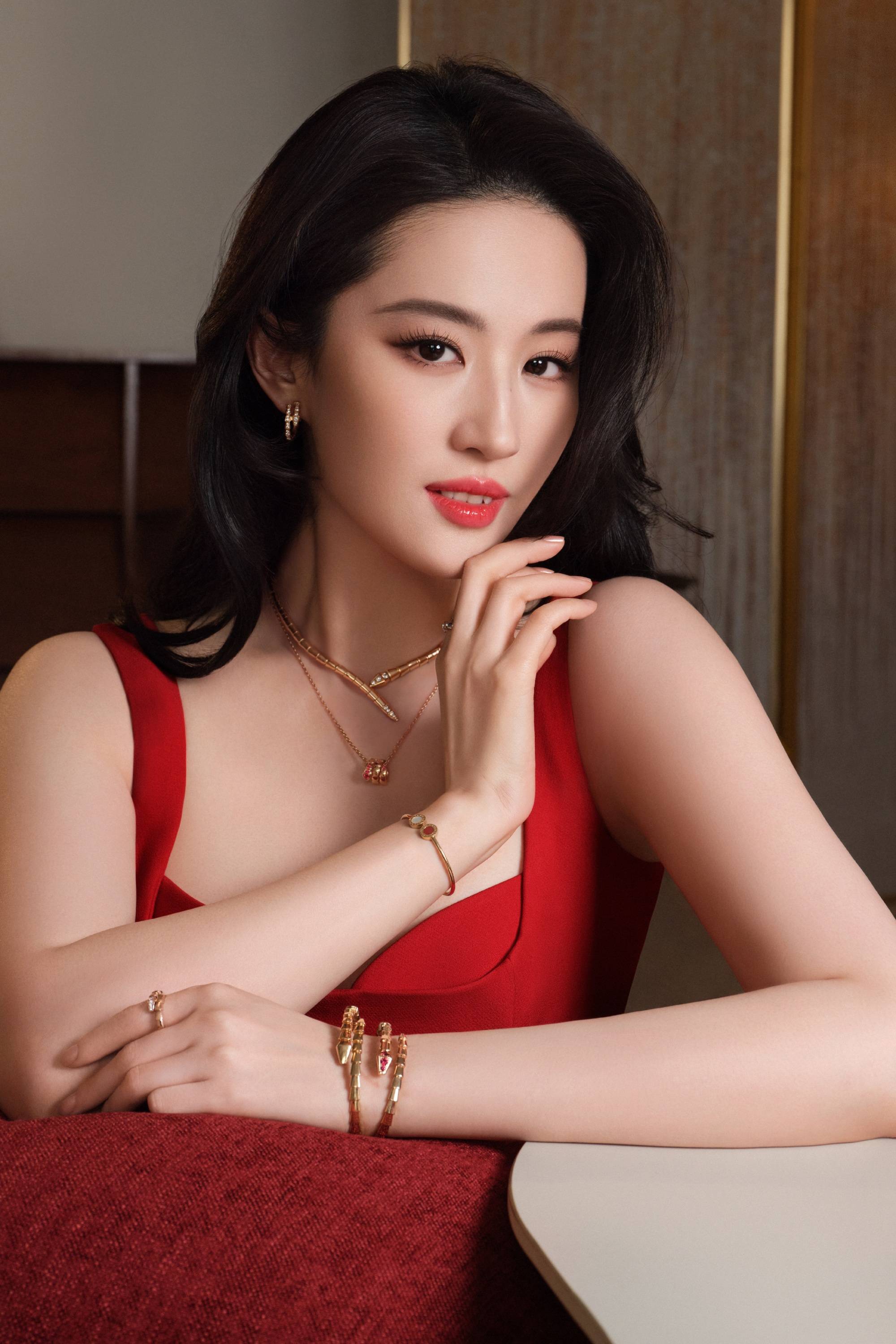 新春氛围感拉满！刘亦菲穿红色连衣裙露甜笑明艳动人