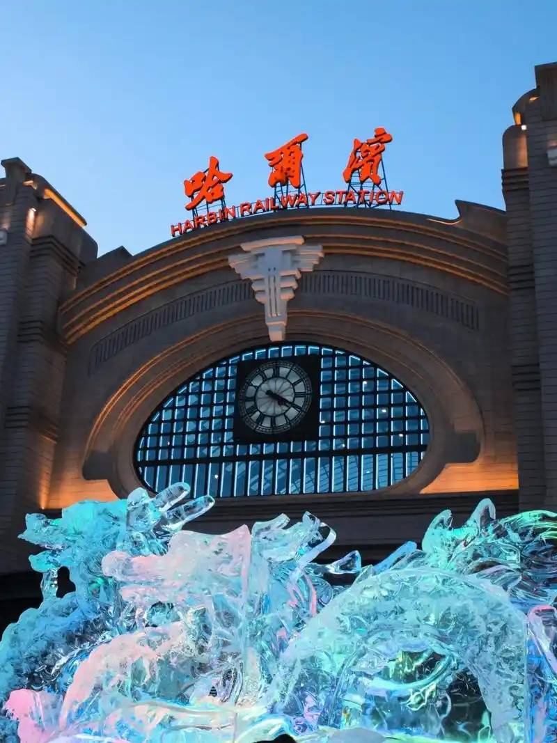 漫步哈尔滨欧式风情街道与冰雪艺术展区，异域氛围与冬景艺术交融，定制游体验全解析