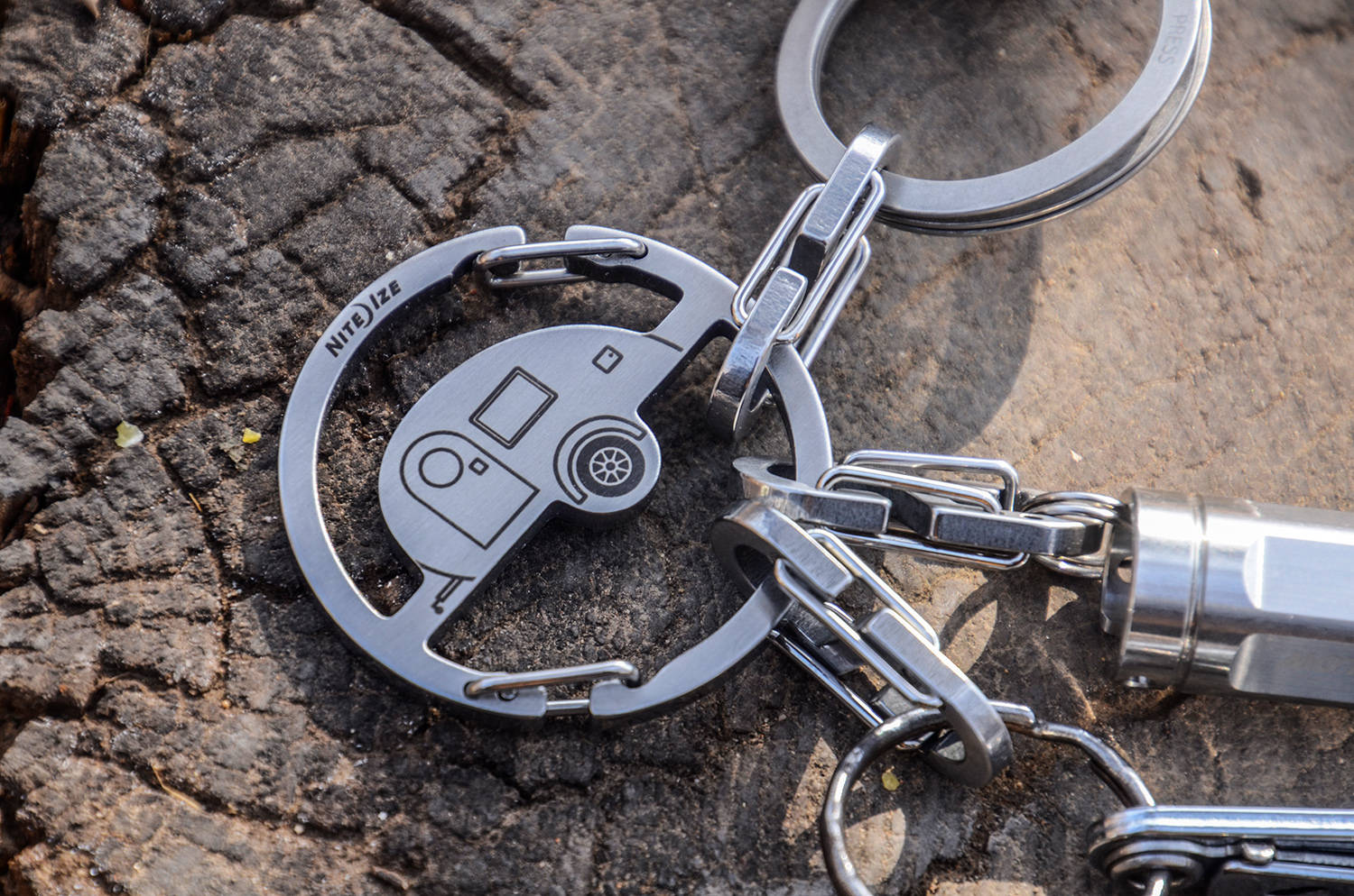 把户外生活挂在背包上：奈爱露营车钥匙扣