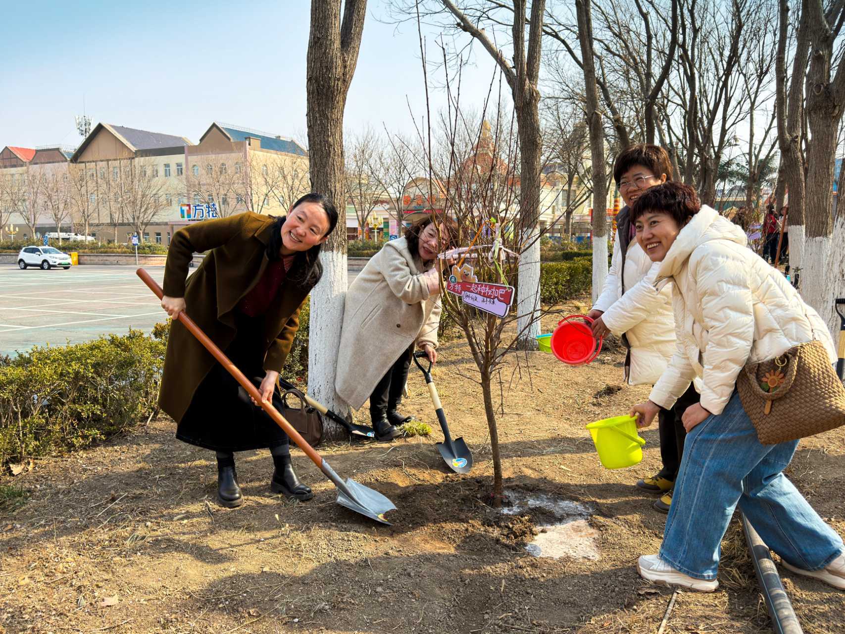 《植此青绿 共赴春光：天津方特植树节活动圆满举行》
